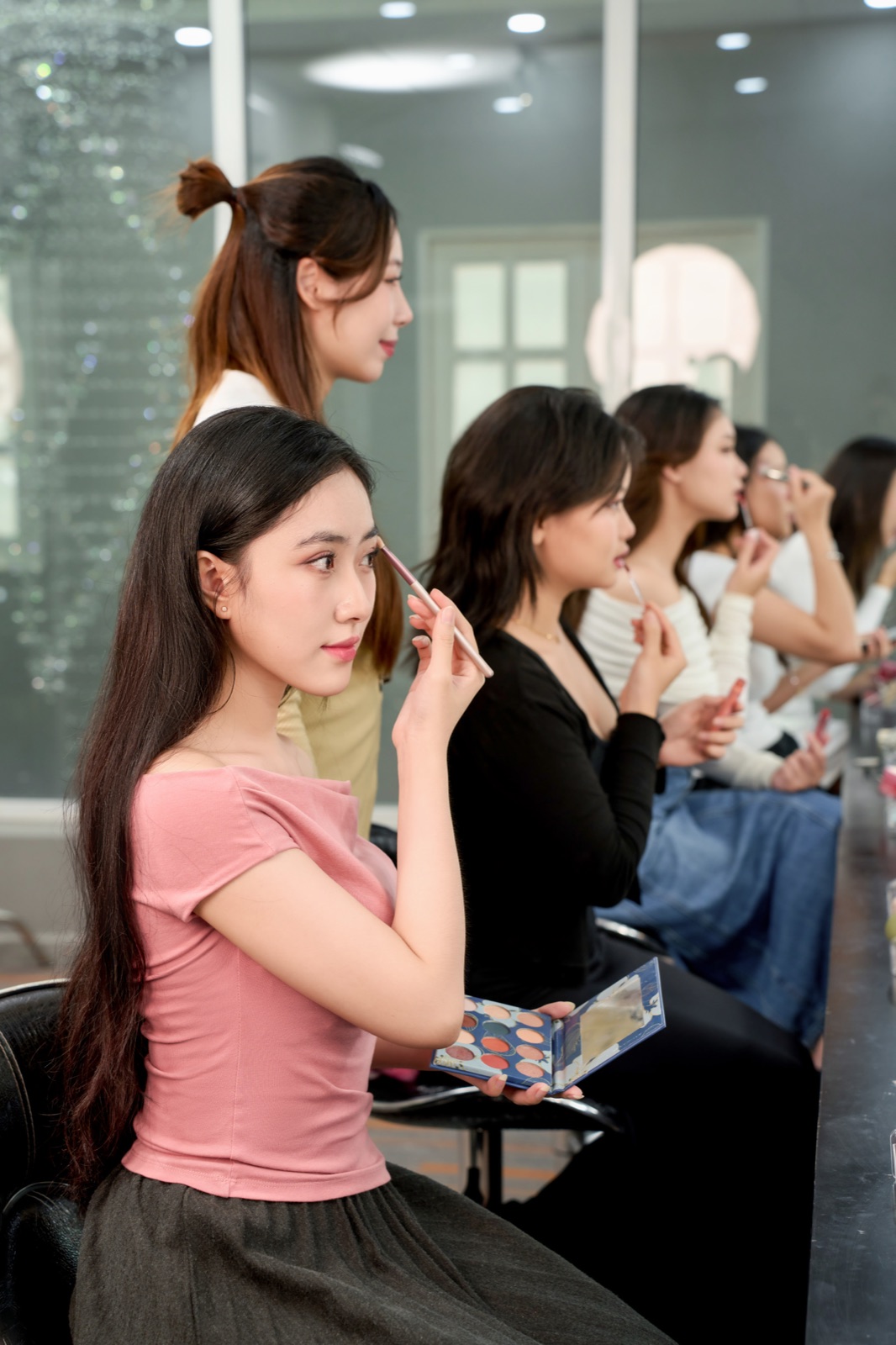Học viên Gạo Nâu thực hành makeup trong lớp