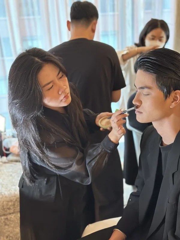 Fashion show KIM BESPOKE của Chu Makeup